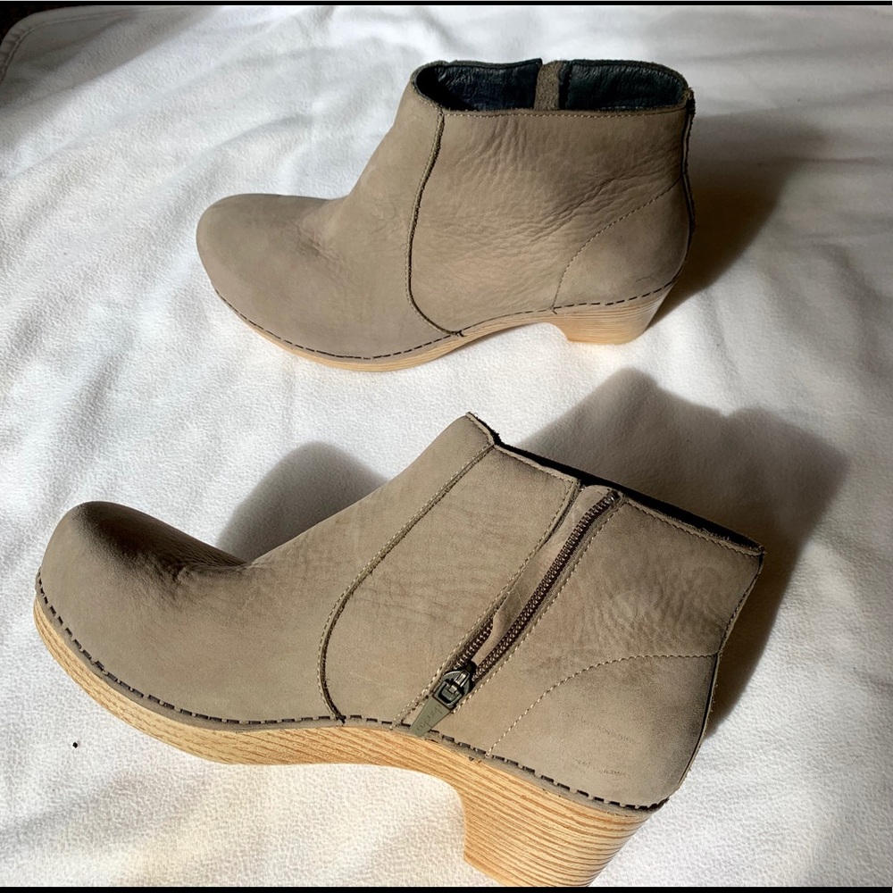 Dansko Maria boots, taupe suede boots size 40, 10.